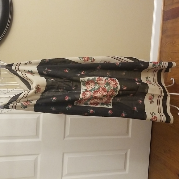 Beautiful large scarf with lovely rose pattern. EUC - Picture 9 of 9